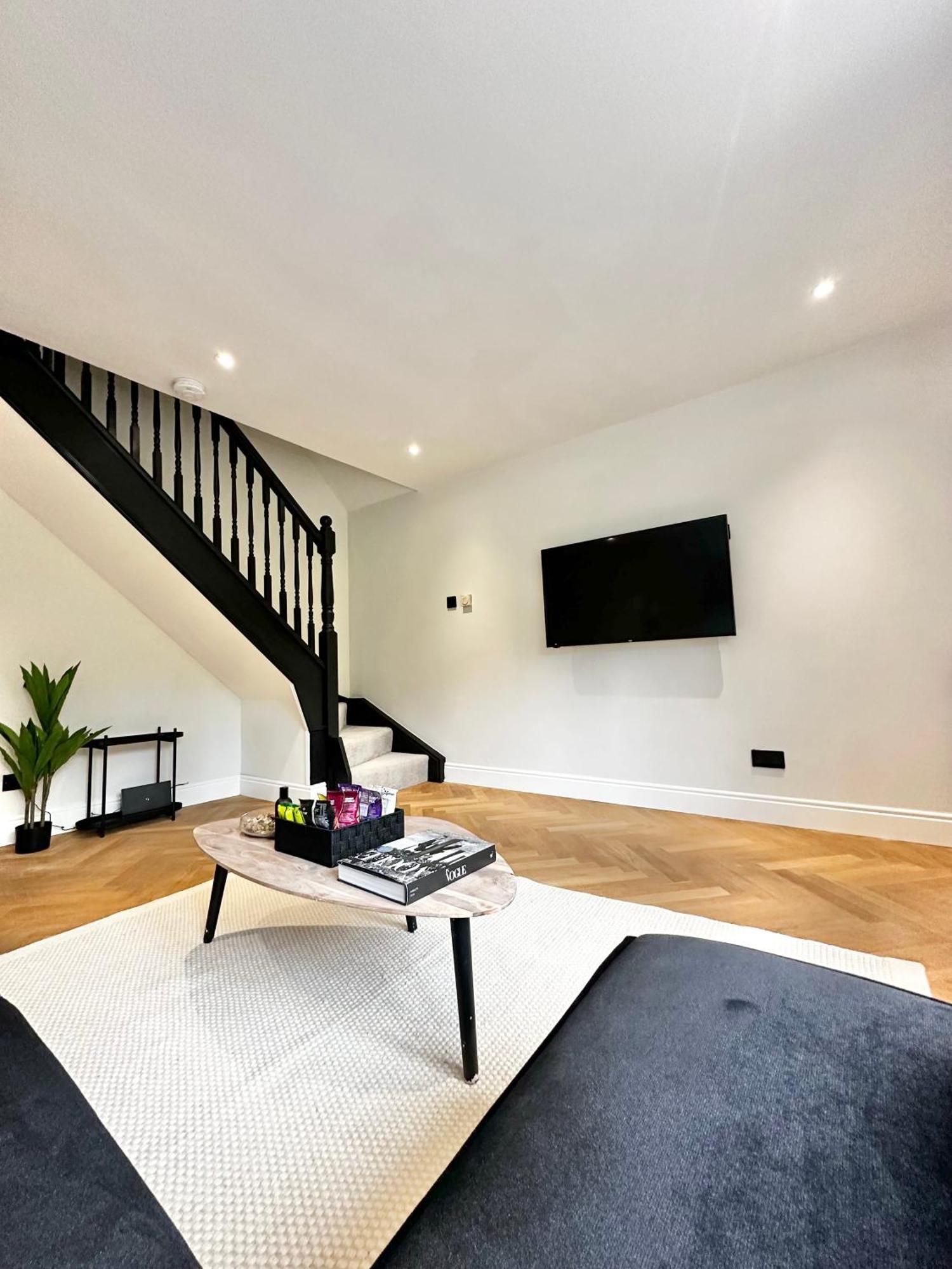 Holiday home Canal Mews - 1 Min From Trafford Centre And 2 Min M60! *
