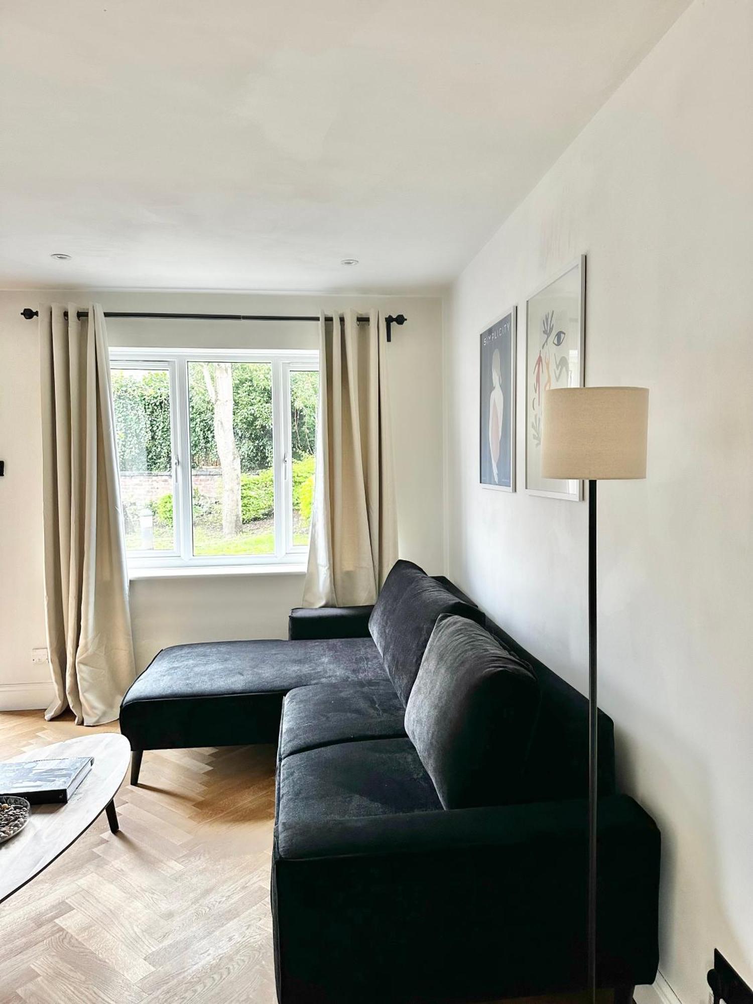 Holiday home Canal Mews - 1 Min From Trafford Centre And 2 Min M60!