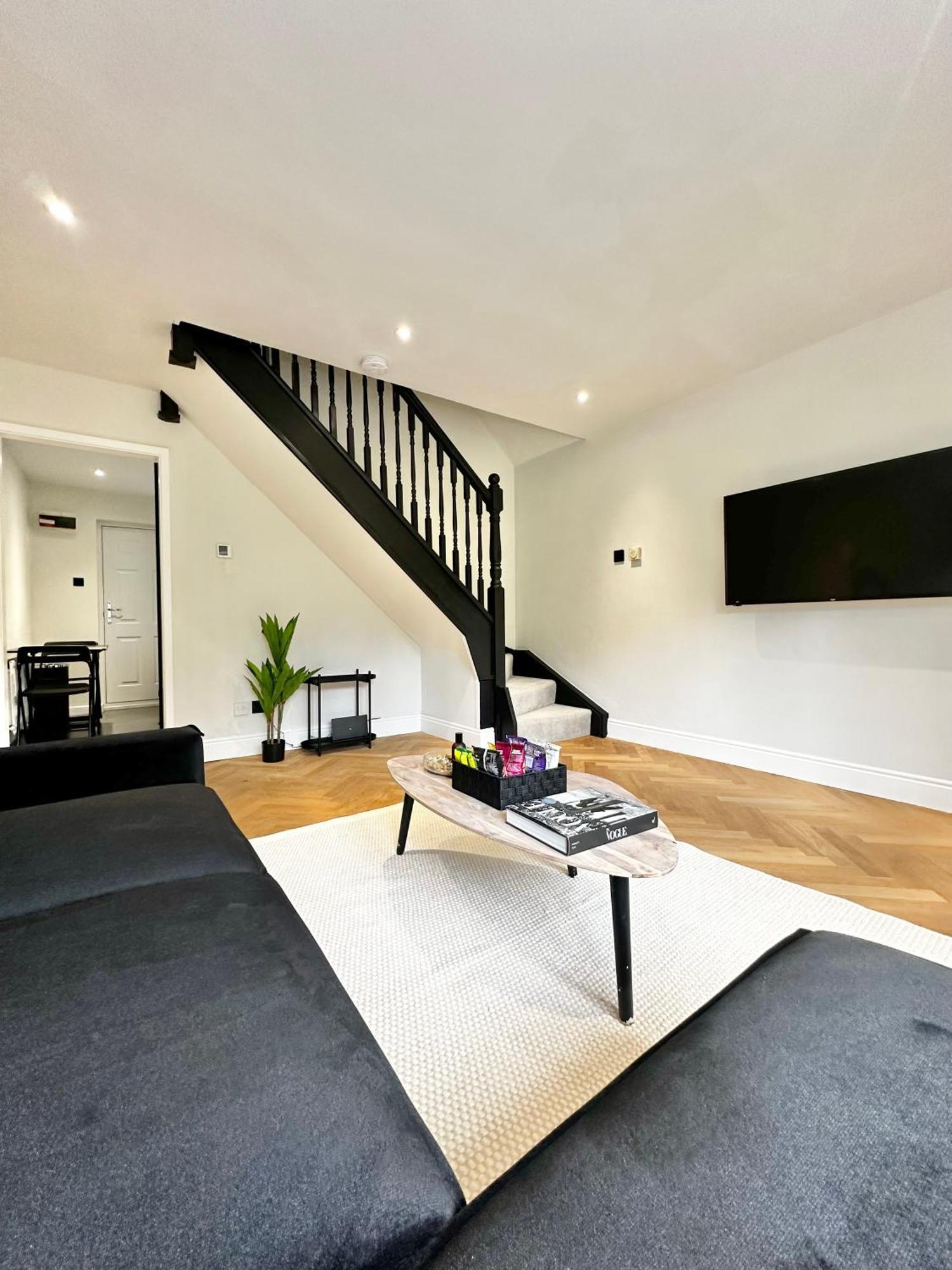 Holiday home Canal Mews - 1 Min From Trafford Centre And 2 Min M60!