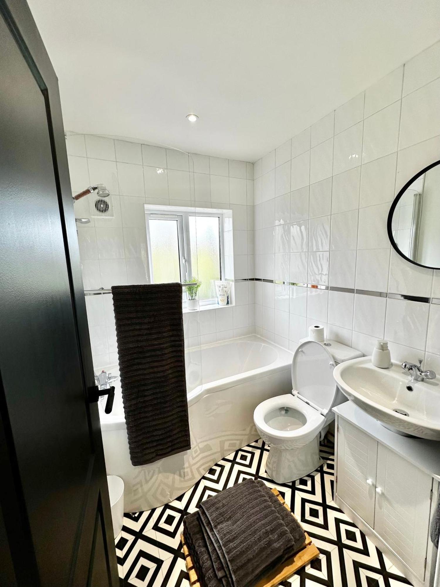 Holiday home Canal Mews - 1 Min From Trafford Centre And 2 Min M60! *